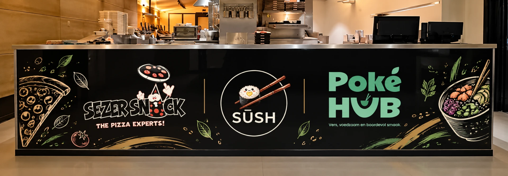 De toonbank van Poké Hub Gent met de huismerken Sezer Snack, Sūsh en Poké Hub